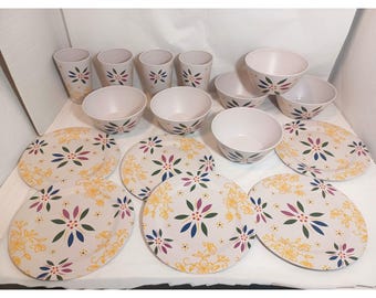 Juego de fiesta Temp-tations Old World de 16 piezas de melamina: platos, cuencos y vasos con confeti.