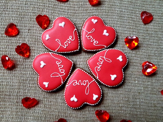 Regali romantici festivi per san valentino. pan di zenzero a forma di  chiave e cuore.
