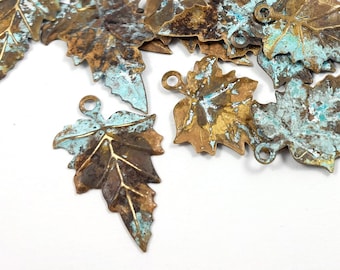 10 breloques de boucles d'oreilles en forme de feuille, perle en laiton brut texturé, 1 trou, patine rustique vieillie, apprêts pour colliers, bijouterie artisanale, style bohème, 812