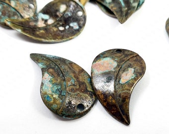 8 breloques en laiton en forme de feuille, patine rustique vintage, couleur authentique. Petite perle en forme de feuille, 1 trou, perle texturée pour la création de bijoux faits main. 210