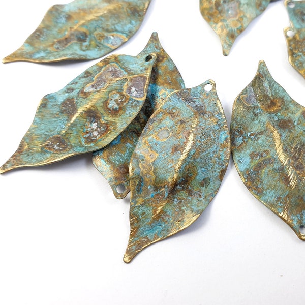 4 Stücke Messing Schmuckperle Patina Blatt Charms 1 Loch Rustikaler Vintage blauer Patina Textur Blatt Anhänger Metallperle für handgefertigten Schmuckhersteller 244