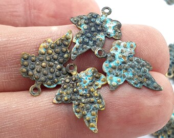 10 breloques feuilles d'érable en laiton brut, patine verte rustique, pour la création de bijoux faits main (colliers, boucles d'oreilles), style bohème (réf. 605A).