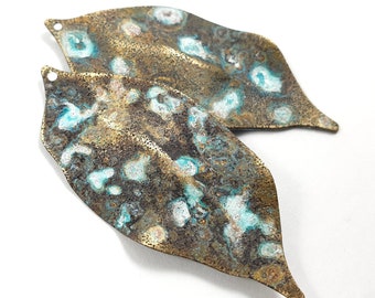 Breloques en laiton en forme de grande feuille (5 cm), lot de 4. Perle texturée, 1 trou, patine rustique vieillie. Pendentif artisanal, bijou fait main, style bohème. Référence : 645.