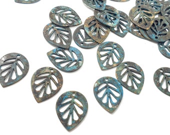 10 breloques de boucles d'oreilles en forme de feuille, perles en laiton brut texturé avec trou, patine vieillie rustique, apprêts pour colliers, bijouterie artisanale, style bohème, référence 732B