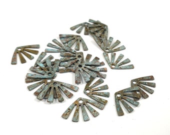 Breloques de boucles d'oreilles en forme de feuille (8 pièces), perles texturées en laiton avec trou, aspect vieilli rustique, apprêts pour la création de bijoux artisanaux (DIY) 732A