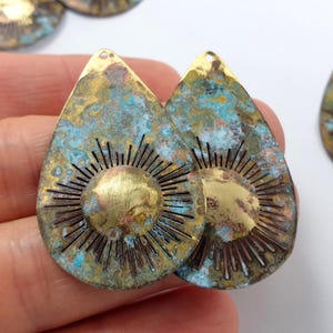 2 Stück Tropfen-Ohrring-Charms, Sonnentropfen-Anhänger, Rohmessing, lasergeschnittene Befunde, Türkis, rustikale Patina, Metallkomponente, handgefertigt, Boho-Design 693