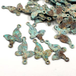 Lot de 20 petits connecteurs en laiton à 2 trous en métal papillon patine vert-de-gris pour la fabrication de bijoux DIY Accessoires en métal Collier papillon 306A