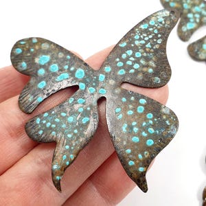 1ps Pendentif papillon artisanal 2,4&quot; Grand laiton martelé vierge Patine vintage bleue pour fabricant de bijoux faits à la main Papillon décoratif pour la maison 121A