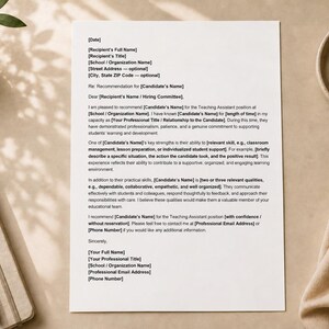 Puede incluir: Un documento blanco en formato carta que presenta una plantilla para una carta de recomendación de asistente docente con marcadores de posición entre corchetes para información de contacto y cualificaciones.