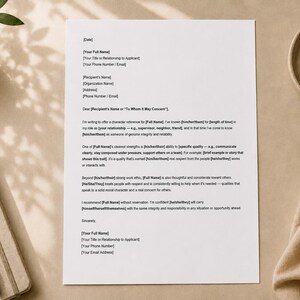 Op de afbeelding: Een wit document van briefformaat met een sjabloon voor een karakterreferentie met zwarte tekst, inclusief tijdelijke aanduidingen zoals [Your Full Name], op een neutraal oppervlak met een gouden pen en twee gouden paperclips.
