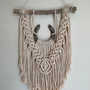 Horseshoe macrame wallhanging image 3