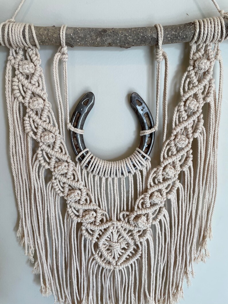 Horseshoe macrame wallhanging image 4