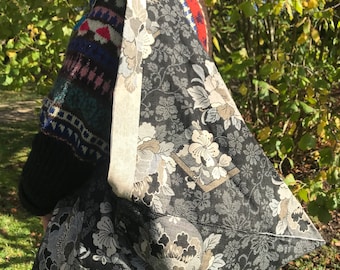 Azuma Bukuro tas, origami tas, draagtas, gemaakt van Japanse stof, met grote pioenroosmotieven op een zwarte achtergrond bezaaid met kleinere bloemen.