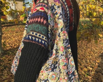 Azuma-tas, origami-tas, draagtas, gemaakt van Japanse stof, met kleurrijke rozetpatronen en gouden linten op een donkerblauwe achtergrond.