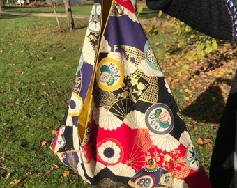 Azuma-tas, origami-tas, draagtas, gemaakt van Japanse stof, met zeer kleurrijke patronen van ballonnen, cirkels en waaiers op achtergronden in verschillende kleuren.