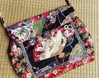 Schoudertas, een patchwork van Japanse stoffen, met een licht gebogen vorm.