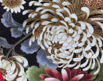 Tokyo-tas, Japanse knooptas, te dragen in de hand of om de pols, met chrysanten- en pioenroosmotieven en geometrische patronen.