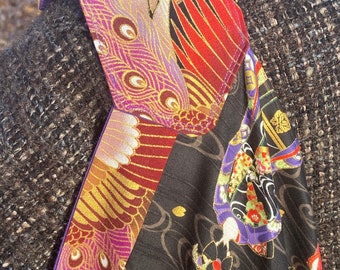 Azuma Bukuro tas, origami tas, draagtas, gemaakt van Japanse stof, met geisha-motieven in kimono's op een zwarte achtergrond.