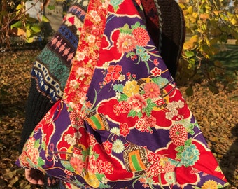 Azuma-tas, origami-tas, draagtas, gemaakt van Japanse stof, met bloemen- en kleurrijke patronen op een paarse achtergrond.