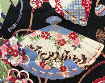 Azuma Bukuro tas, origami tas, draagtas, gemaakt van Japanse stof, met traditionele bloem- en waaierpatronen op een zwarte achtergrond.