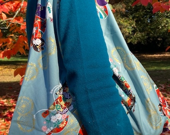 Japanse Azuma Bukuro-tas, origami-tas, draagtas, gemaakt van Japanse stof, met motieven van Kabuki-theaterfiguren en bloemen op een celadonkleurige achtergrond.