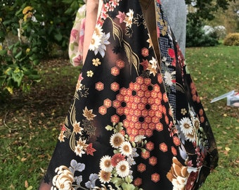 Azuma-tas, origami-tas, draagtas, van Japanse stof, met chrysanten- en pioenrozenmotieven en geometrische patronen.