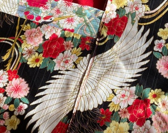 Azuma Bukuro-tas, origami-tas, draagtas, gemaakt van Japanse stof, met witte kraanvogelmotieven in vlucht en bloemenpatronen op een zwarte achtergrond.