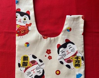 Tokyo-tas, Japanse knooptas, te dragen in de hand of om de pols, met gelukskatmotief, maneki-neko.