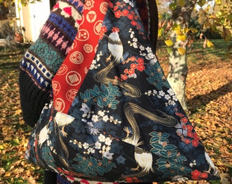 Azuma Bukuro tas, origami tas, draagtas, gemaakt van Japanse stof, met hanen- en bloemenpatronen.
