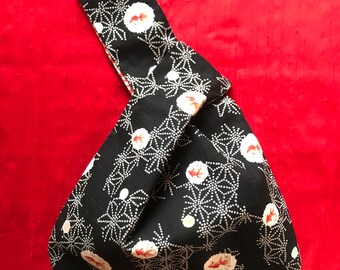 Tokyo-tas, een Japanse knooptas, die in de hand of om de pols gedragen kan worden, met kleine goudvisjes en Asanoha-motieven.