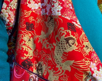 Japanse Azuma Bukuro-tas, origami-tas, draagtas, patchwork van Japanse stoffen met diverse en zeer kleurrijke patronen op een rode achtergrond.