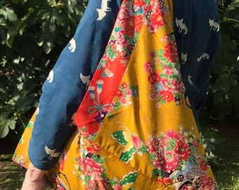 Azuma Japanse tas, origami tas, draagtas, gemaakt van Japanse stof, met bloemen- en vlinderpatronen op een mosterdkleurige achtergrond.