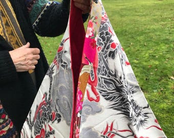 Azuma-tas, origami-tas, draagtas, gemaakt van Japanse stof, met rode draak- en vlammotieven op een witte achtergrond.