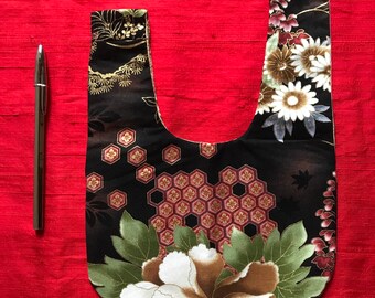 Mini Tokyo, Japans knooptasje, klein formaat, te dragen in de hand of om de pols, met grote pioenroos en geometrische patronen.