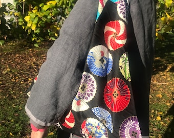 Azuma-tas, origami-tas, draagtas, gemaakt van Japanse stof, met zeer kleurrijke paraplu-patronen op een zwarte achtergrond.