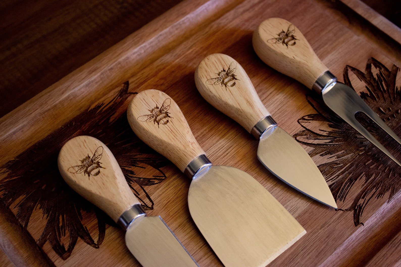 Bee Cheese Knife Set - 4 pieces - Engraved Bamboo