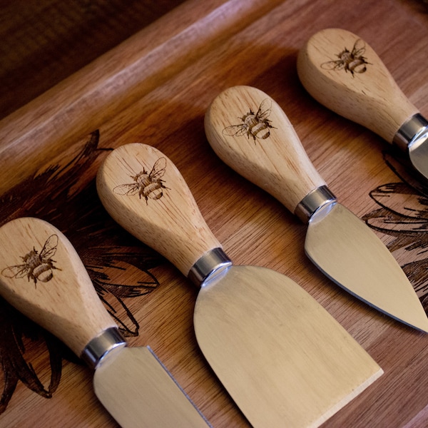 Bee Cheese Knife Set - 4 pieces - Engraved Bamboo