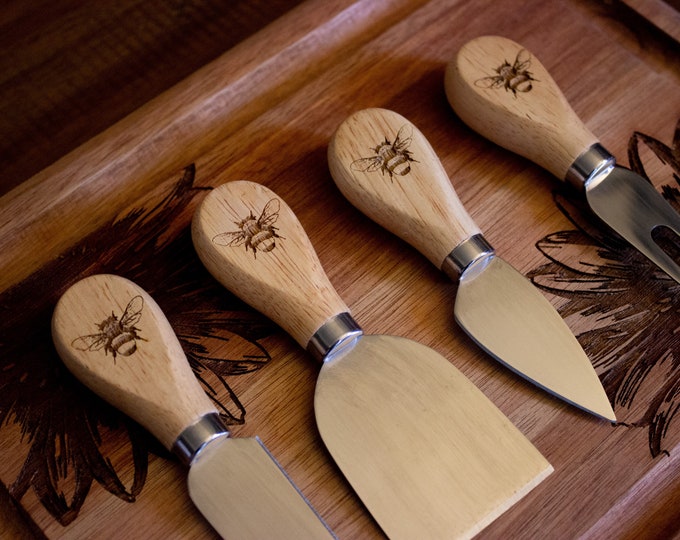 Bee Cheese Knife Set - 4 pieces - Engraved Bamboo