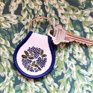 Vintage sleutelhanger met geborduurde druivenpatch