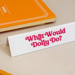 Desk Sign - What Would Dolly Do?