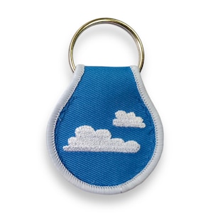 Llavero con parche de nubes suecas