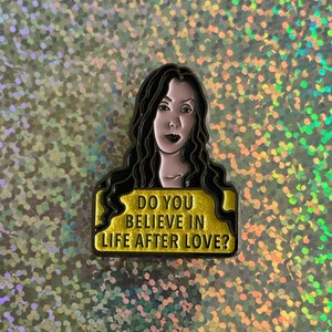 Geloof jij in een leven na de liefde? Emaille pin | Speld | Cher-thema | Speldbadge | Pin-badge Cher | Emaille pin Cher | Cher Pin-badges
