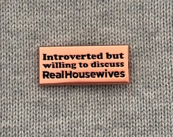 Pin de esmalte "Introvertido pero dispuesto a hablar sobre amas de casa reales"