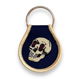 Llavero con parche de calavera diseñado por Puppyteeth