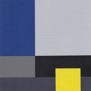 Può includere: Dipinto geometrico astratto con un design minimalista. L'opera presenta una composizione di forme rettangolari in blu, bianco, grigio, nero e giallo. Il dipinto ha un'estetica moderna e una superficie strutturata.