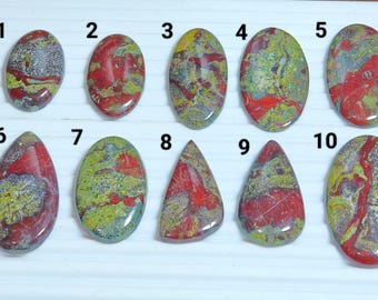 Puede incluir: Diez cabujones de jaspe rojo, verde y gris de forma ovalada y en forma de lágrima. Las piedras están numeradas del 1 al 10.