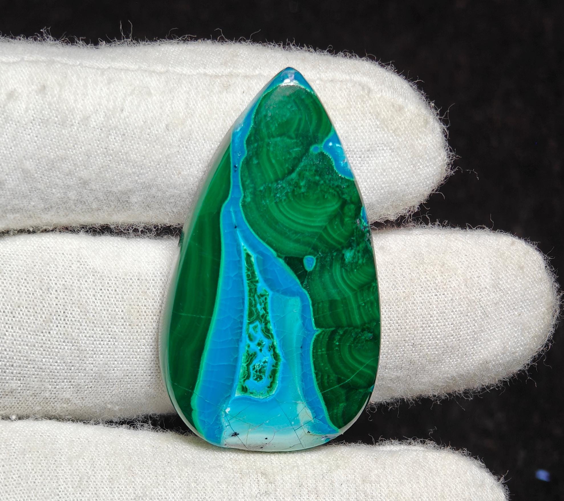 超珍しい約１０８グラムのクリソコラ美しい緑の石お守りに　タンブルの１種 見事な最高級品質 100% 天然マラカイト クリソコラ ペアシェイプ