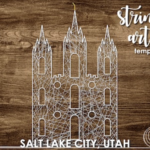 Pode incluir: Modelo de arte de corda do Templo de Salt Lake City. O modelo é um contorno branco do templo sobre um fundo de madeira marrom. O texto "string art template" está no canto superior direito da imagem. O texto "Salt Lake City, Utah" está na parte inferior da imagem.