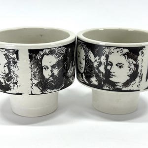 Op de afbeelding: Een set van drie keramische mokken met een gespikkelde, matte afwerking. De mokken zijn in tinten crème, lichtgrijs en donkergrijs. Elke mok heeft een eenvoudig, minimalistisch ontwerp.