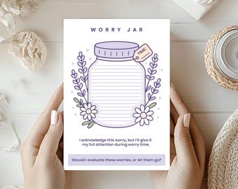 Könnte beinhalten: Eine "Worry Jar"-Journalseite mit einer lila Gläser-Illustration, Lavendelzweigen und Gänseblümchen. Der Text lautet "WORRY JAR" und enthält Aufforderungen zum Erkennen und Bewerten von Sorgen. Die Seite wird von Händen gehalten.